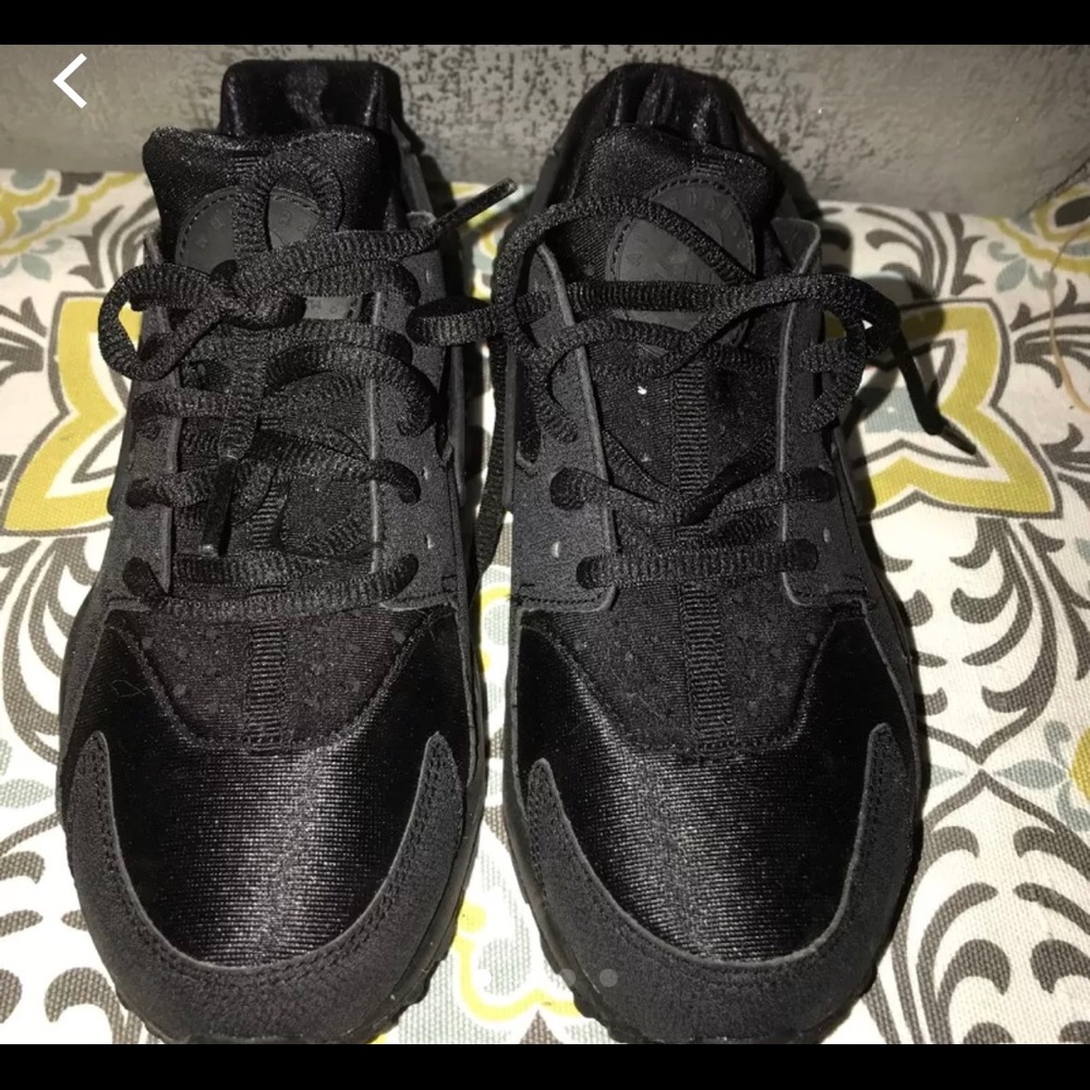 New in box womens sz 5.5 all black nike huarache